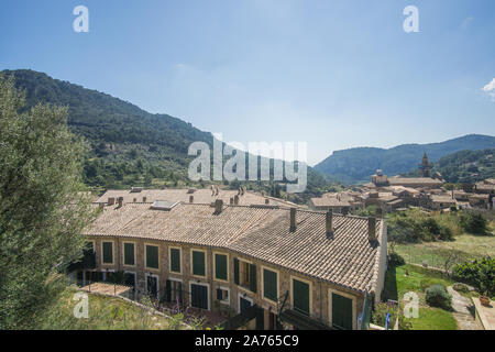 Une belle vue montagnes verdâtre d'une belle vue sur le village de Valldemossa à Palma de Majorque en Espagne. Banque D'Images