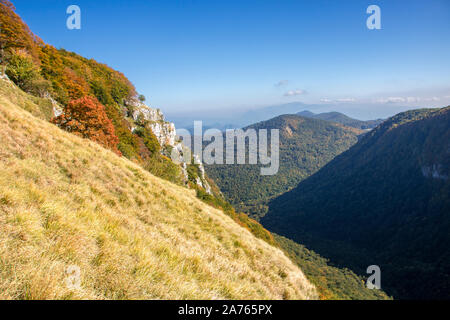 Vallée ensoleillée au parc national des Abruzzes en Italie, l'automne Banque D'Images