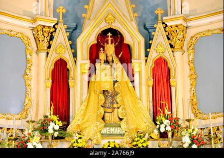 Statue de la Vierge Marie avec le Christ Enfant La Basilique Notre Dame de la montagne ; et communément appelé Mont Mary Church ; est une église catholique romaine mumbai Banque D'Images