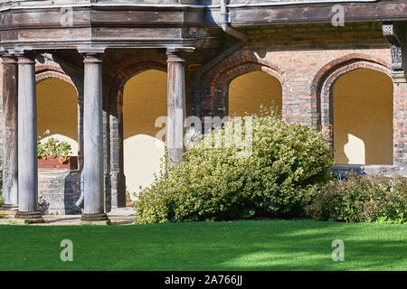 Passage couvert dans la cour du cloître au Queens' College, Université de Cambridge, en Angleterre, lors d'une journée ensoleillée. Banque D'Images