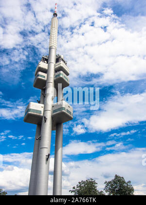 Tour de la télévision Zizkov Prague plus de ciel bleu avec des nuages Banque D'Images