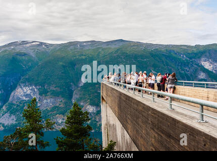 Plate-forme panoramique Stegastein, 650 mètres au-dessus du enjoyinview Aurlandsfjord auprès des touristes, la Norvège Banque D'Images