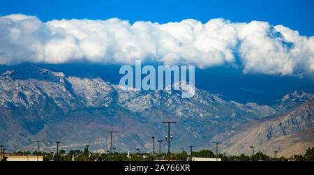 Wasatch Front avec couverture de nuages et des poteaux d'éclairage Banque D'Images