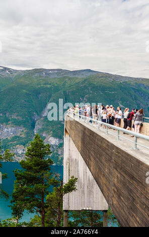 Plate-forme panoramique Stegastein, 650 mètres au-dessus du enjoyinview Aurlandsfjord auprès des touristes, la Norvège Banque D'Images