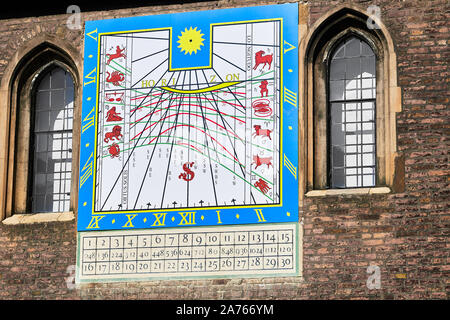 Cadran solaire et moondial sur un mur dans l'ancienne cour au Queens' College, Université de Cambridge, en Angleterre. Banque D'Images