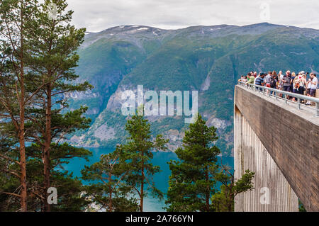 Plate-forme panoramique Stegastein, 650 mètres au-dessus du enjoyinview Aurlandsfjord auprès des touristes, la Norvège Banque D'Images