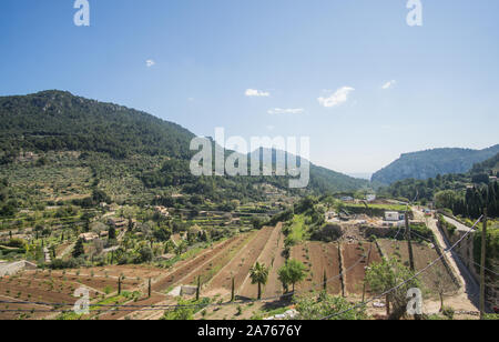 Une belle vue montagnes verdâtre d'une belle vue sur le village de Valldemossa à Palma de Majorque en Espagne. Banque D'Images