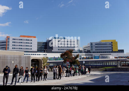 Les gens à la station de bus et métro Vendôme avec nouvel hôpital de Montréal pour enfants à l'arrière, Montréal, Québec, Canada Banque D'Images