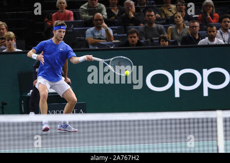 15 juin 2019, Paris, France : Le joueur français CORENTIN MOUTET renvoie la balle au joueur Serbe Novak Djokovic lors de la Rolex Paris Masters 1000 Tournoi à Paris AccorHotel Arena Stadium in Paris France.. Novak Djokovic a battu Corentin Moutet 7-6 6-4 (Image Crédit : © Pierre Stevenin/Zuma sur le fil) Banque D'Images