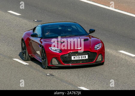 2019 rouge Aston Martin DBS Superleggera V12 Auto, coupé à l'avant ; circulation automobile au Royaume-Uni, transport, véhicules modernes, Voitures de sport, Supercar en direction du sud sur l'autoroute M6 à 3 voies. Banque D'Images