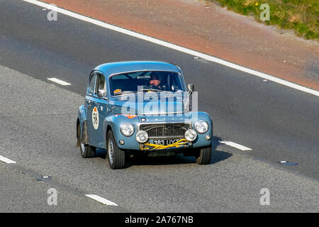 1961 60s 60 bleu Volvo 544 B+B 1788cc ; circulation automobile britannique, transport, véhicules anciens combattants, berline classique, Voitures de rallye classiques en direction du sud sur l'autoroute M6 à 3 voies. Banque D'Images