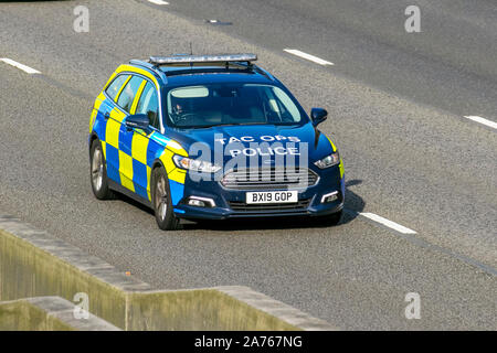 Ford Mondeo TDCI Zetec Edition véhicule d'urgence de la police britannique ; le trafic de véhicules, transports, véhicules modernes, voitures, vers le sud sur la voie 3 de l'autoroute M6. Banque D'Images