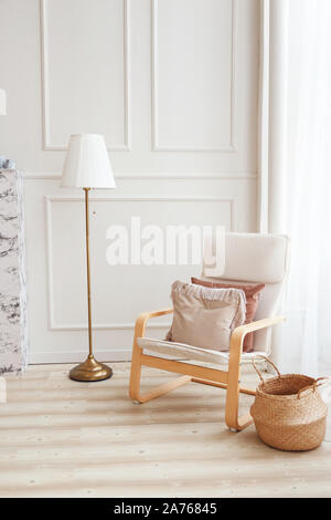 Intérieur scandinave d'une salle de séjour. Fauteuil et lampe de plancher Banque D'Images