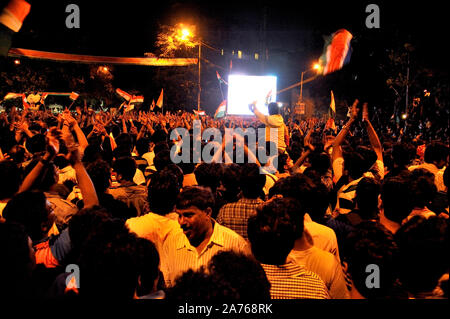 Mumbai, Maharashtra, Inde, Asie du Sud-Est - regarder les gens 2011 Finale de la Coupe du monde de cricket de l'Inde-Sri Lanka affiché sur écran géant à shivaji park Banque D'Images