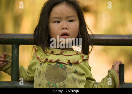 Sapa, SAPA, Vietnam - Mars 21, 2011 : cute little girl de l'ethnie Hmong au village traditionnel autour de Sapa Banque D'Images