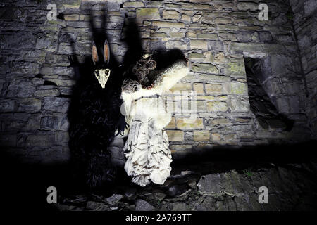 Folklore caractères 'Puca' un shapeshifter (gauche) et 'Boann' déesse de la Boyne, comme les préparatifs se poursuivent à Trim Castle, Co. Meath, devant F‡Poeca inaugural de l'Irlande ilte Festival célébrant l'Irlande comme le berceau d'origine de l'Halloween. Banque D'Images