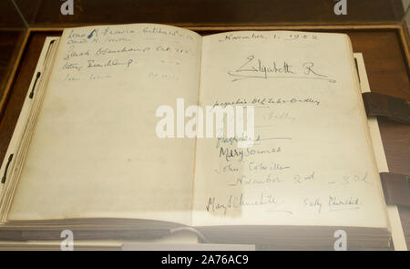 Le Prince de Galles en tant que président du National Trust sur une visite à Chartwell House, ancienne maison de campagne de Sir Winston Churchill, qui a connu une restauration. Signature de la Grand-Mère du Prince Charles dans le livre d'or. Banque D'Images