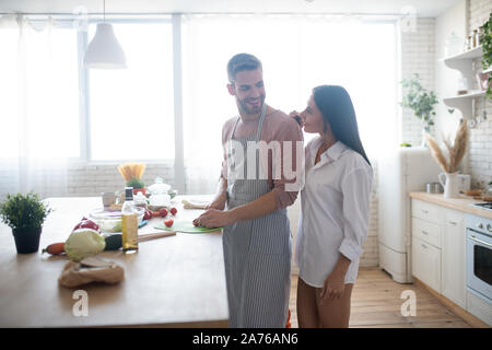 Aimer prendre soin mari petit-déjeuner cuisine pour sa bien-aimée Banque D'Images