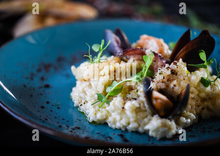 Les délicieux risotto aux fruits de mer frais, des légumes et épices Banque D'Images