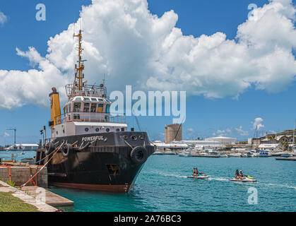 HAMILTON, Bermudes - Juillet 14, 2017 : Hamilton, dans les Bermudes sont un mélange de culture américaine et britannique. La Royal Naval Dockyard allie modernité attracti Banque D'Images