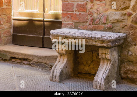 Unverwüstliche Steinbank im mittelalterlichen Dorf Montisi dans der südlichen Toskana, Italien Banque D'Images