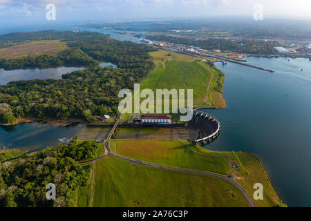 Incroyable Vue aérienne de barrage Gatun Gatún et dans le canal de Panama au cours d'une journée ensoleillée d'été Banque D'Images