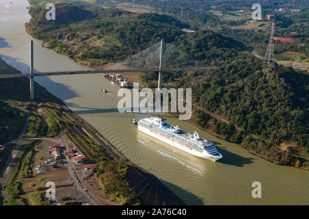 Image aérienne incroyable d'un navire de croisière de luxe en passant sous le pont du centenaire dans le canal de Panama Banque D'Images