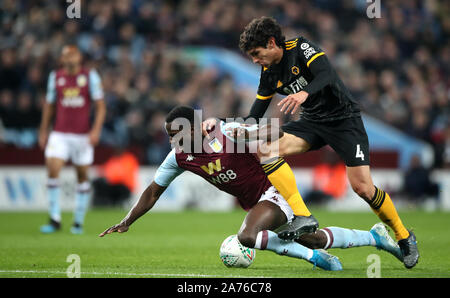 Wolverhampton Wanderers' Jésus Vallejo (droit) défis Aston Villa's Keinan Davis pendant la Coupe du buffle, Quatrième ronde match à Villa Park, Birmingham. Banque D'Images