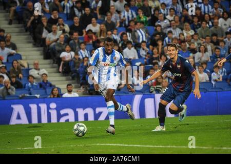 San Sebastian, Espagne. 30Th Oct, 2019. Alexander Isak de Real Sociedad en duel pour le bal avec Nemanja Radoja Levante pendant la ligue espagnole match de football entre le Real Sociedad et Levante à la Reale Arena Stadium le 30 octobre 2019 à San Sebastian, Espagne Credit : CORDON PRESS/Alamy Live News Banque D'Images