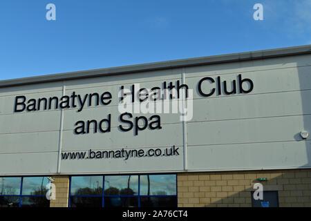 L'extérieur de la santé Bannatyne Club à Dunfermline, Fife, en Écosse avec signalisation Banque D'Images