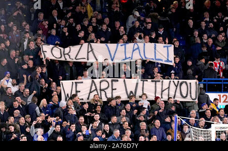 Fans dans les stands bannières pour retarder l'ancien manager de Chelsea Gianluca Vialli avant le début de la Coupe du buffle, Quatrième ronde match à Stamford Bridge, Londres. Banque D'Images