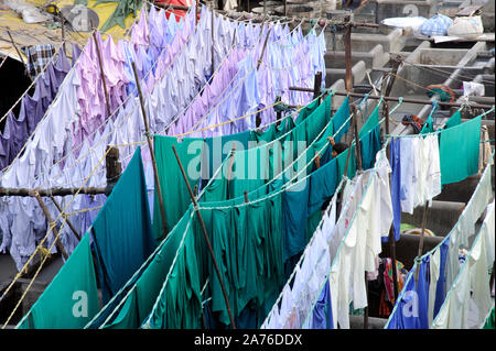 Mahalaxmi Dhobi Ghat est une buanderie en plein air à Mumbai, Inde.Il est situé à la gare de Mahalaxmi, dans le sud de Mumbai Banque D'Images