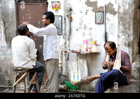 Mumbai, Maharashtra, Inde, Asie du sud-est - 24 novembre ; 2011 : personnes non identifiées dans un coiffeur professionnel dans street salon Banque D'Images