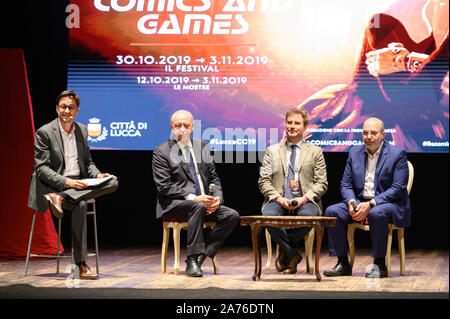 LUCCA, ITALIE. 30 OCTOBRE , 2019. Inauguration de l'Lucca Comics AND GAMES 2019 cas Lucca Comics AND GAMES 2019 avec la présence des autorités locales, Vice-Ministre de l'intérieur Claudio Vito Crimi, et le designer Giorgio Cavezzano Donald Duck. Stefano Dalle Luche / Alamy Live News. Banque D'Images