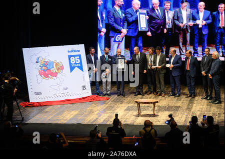 LUCCA, ITALIE. 30 OCTOBRE , 2019. Lucca Comics & Games entre dans le Livre Guinness des Records avec le record mondial Guinness du plus grand "stamp dans le monde" qui avec ses 4.107 mètres carrés, certifié par le juge officiel Lorenzo Vetri lors de l'inauguration du Lucca Comics AND GAMES 2019 événement. Stefano Dalle Luche / Alamy Live News. Banque D'Images