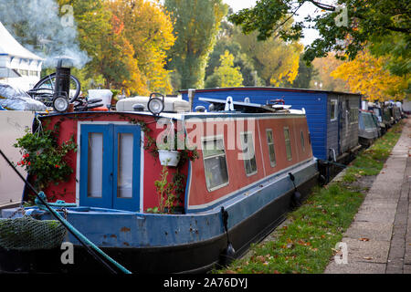 Londres, Royaume-Uni - Octobre 27th, 2019 : Rangées de bateaux sont amarrés dans la Petite Venise, quartier célèbre le long de Regents Canal Banque D'Images