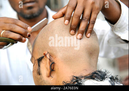 Mumbai, Maharashtra, Inde, Asie du sud-est - 24 novembre ; 2011 : personnes non identifiées dans un coiffeur professionnel dans street salon Banque D'Images