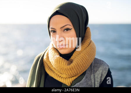 Portrait of a young woman wearing headscarf Banque D'Images