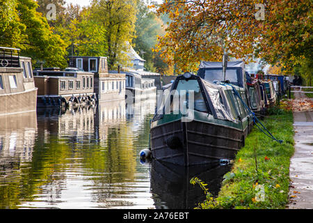 Londres, Royaume-Uni - Octobre 27th, 2019 : Rangées de bateaux sont amarrés dans la Petite Venise, quartier célèbre le long de Regents Canal Banque D'Images