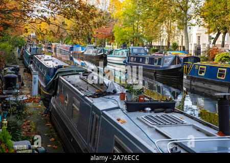 Londres, Royaume-Uni - Octobre 27th, 2019 : Rangées de bateaux sont amarrés dans la Petite Venise, quartier célèbre le long de Regents Canal Banque D'Images