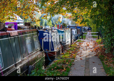 Londres, Royaume-Uni - Octobre 27th, 2019 : Rangées de bateaux sont amarrés dans la Petite Venise, quartier célèbre le long de Regents Canal Banque D'Images