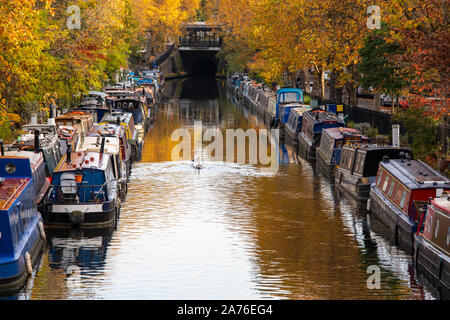 Londres, Royaume-Uni - Octobre 27th, 2019 : Rangées de bateaux sont amarrés dans la Petite Venise, quartier célèbre le long de Regents Canal Banque D'Images