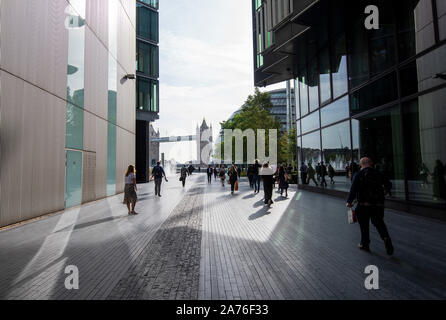 Les banlieusards de marcher dans les plus London Riverside développement sur la Southbank à Londres, Angleterre Banque D'Images