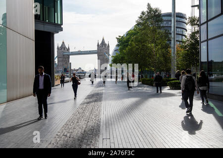 Les banlieusards de marcher dans les plus London Riverside développement sur la Southbank à Londres, Angleterre Banque D'Images