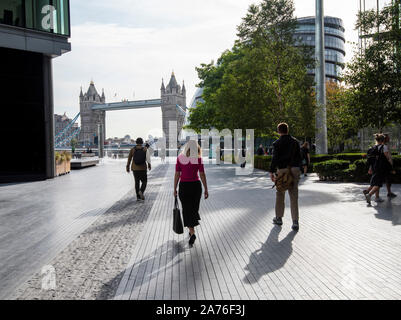 Les banlieusards de marcher dans les plus London Riverside développement sur la Southbank à Londres, Angleterre Banque D'Images