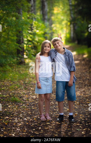 Frère et sœur jouer, rire, plaisanter et faire des grimaces et funny faces ensemble. Petit garçon et fille, les amis, les enfants, pour les enfants sourire et ont Banque D'Images