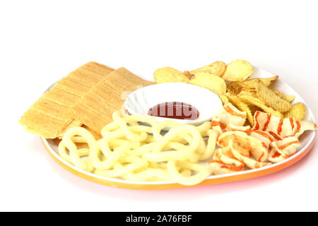 Différents types de chips de pomme de terre sur une plaque ketchup Banque D'Images