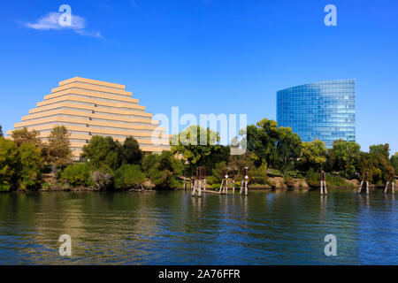 West Sacramento ziggourat et Calstrs bâtiments sur les rives de la rivière Sacramento. , Capitale de l'État de Californie, États-Unis d'Amérique. Banque D'Images