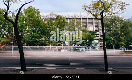 Madrid, Espagne - 26 Oct 2019 : une longue exposition de voitures se précipitant passé une rue en face de Santiago Bernabeu du Real Madrid à Madrid, Espagne Banque D'Images