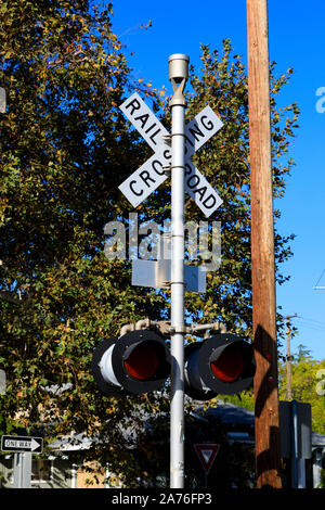 Panneaux indicateurs de passage à niveau du chemin de fer, la 21e Rue et 4e Avenue, Sacramento, capitale de l'État de Californie, États-Unis d'Amérique. Banque D'Images